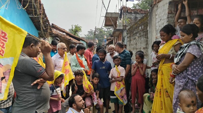 लोगों से जनसम्पर्क अभियान के तहत मिलते शम्भू चौधरी