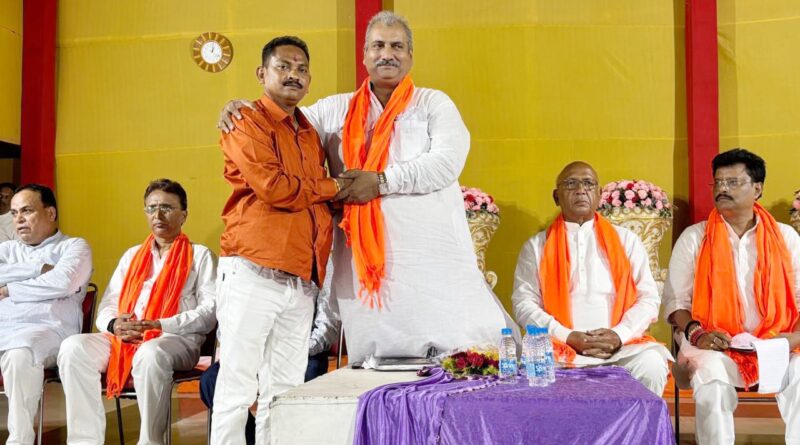 बैठक में भाजपा जिला अध्यक्ष सुधांशु ओझा, अभय सिंह,देवेन्द्र सिंह और अन्य