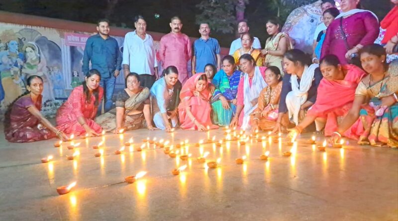 जमशेदपुर पूर्वी से भाजपा प्रत्याशी पूर्णिमा साहू सूर्य मंदिर धाम में घी के दीये जलाती हुई
