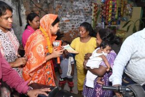 जनसम्पर्क अभियान के दौरान लोगों से मिलती पूर्णिमा साहू