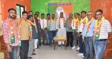 पार्टी में नये लोगों का स्वागत करते भाजपा जिला अध्यक्ष सुधांशु ओझा