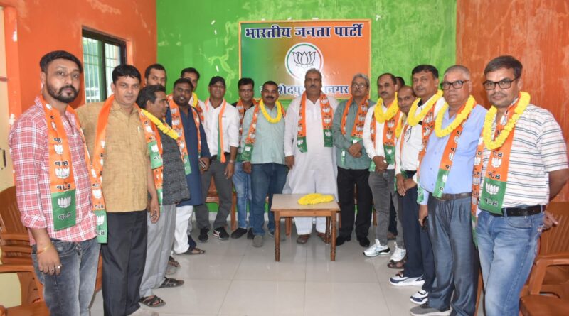 पार्टी में नये लोगों का स्वागत करते भाजपा जिला अध्यक्ष सुधांशु ओझा