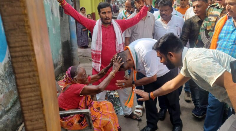 बुजूर्ग महिला से आर्शीवाद लेते मंत्री बन्ना गुप्ता