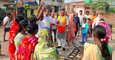 जनसम्पर्क अभियान में महिलाओं से मिलते विकास सिंह