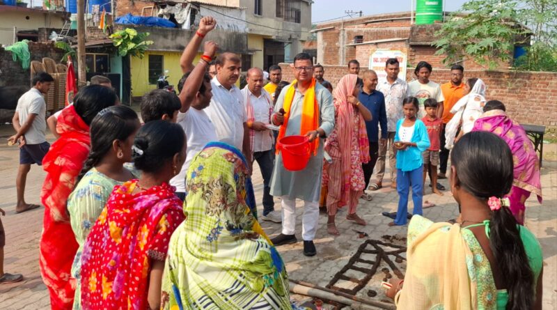 जनसम्पर्क अभियान में महिलाओं से मिलते विकास सिंह