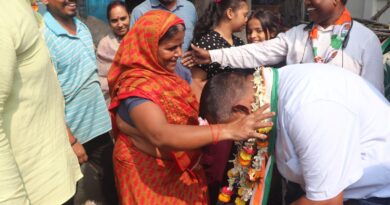 माताओं,बहनों से आर्शीवाद लेते बन्ना गुप्ता