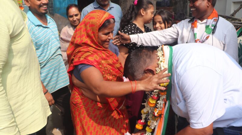 माताओं,बहनों से आर्शीवाद लेते बन्ना गुप्ता
