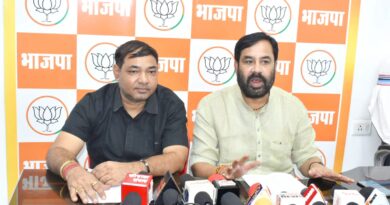संवाददाताओं को जानकारी देते भाजपा नेता रामबाबू तिवारी