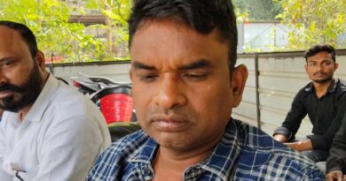 पत्रकार से बातचीत करते संजीव सरदार