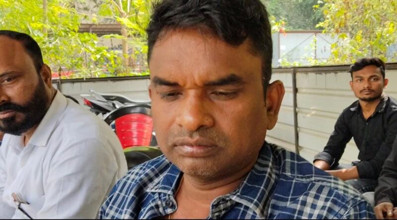 पत्रकार से बातचीत करते संजीव सरदार