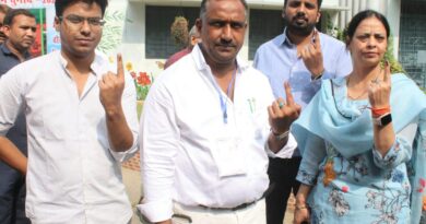 बन्ना गुप्ता ने सपत्निक मतदान किया
