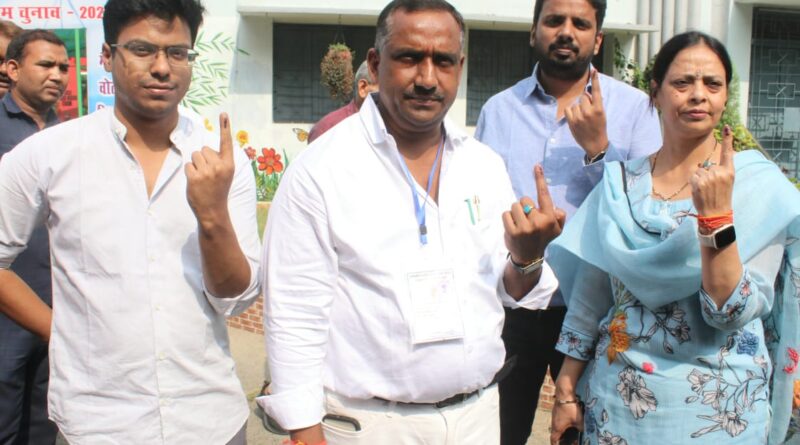 बन्ना गुप्ता ने सपत्निक मतदान किया