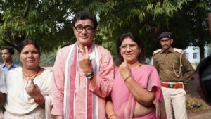 डॉ अजय ने सपत्निक मतदान किया
