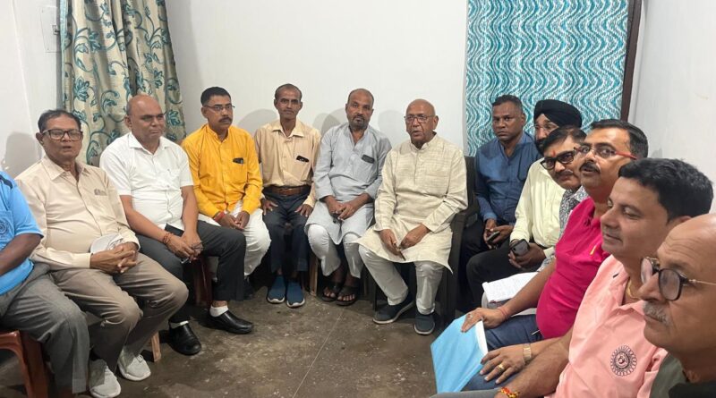 बाल मेला के आयोजन को लेकर मिटिंग करते सरयू राय