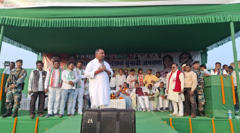 झरिया में चुनावीसभा को सम्बोधित करते बन्ना गुप्ता