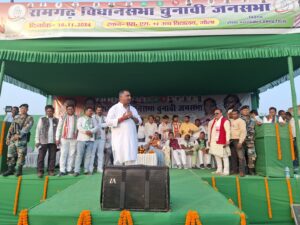 रामगढ़ में इंडिया गढबंधन के उम्मीदवार ममता देवी के लिये प्रचार करते बन्ना गुप्ता 