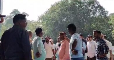 घटनास्थल पर जख्मी युवक सफेद टी शर्ट में