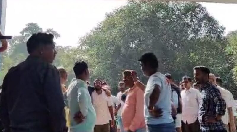 घटनास्थल पर जख्मी युवक सफेद टी शर्ट में