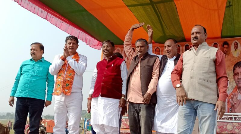 चुनावी सभा को सम्बोधित करते अर्जुन मुंडा