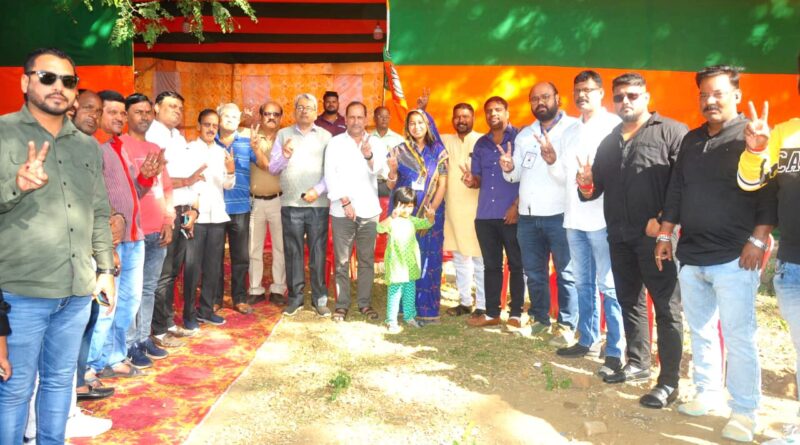 स्ट्रांग रुम की निगरानी कर रहे कार्यकर्ताओं के साथ पूर्णिमा साहू