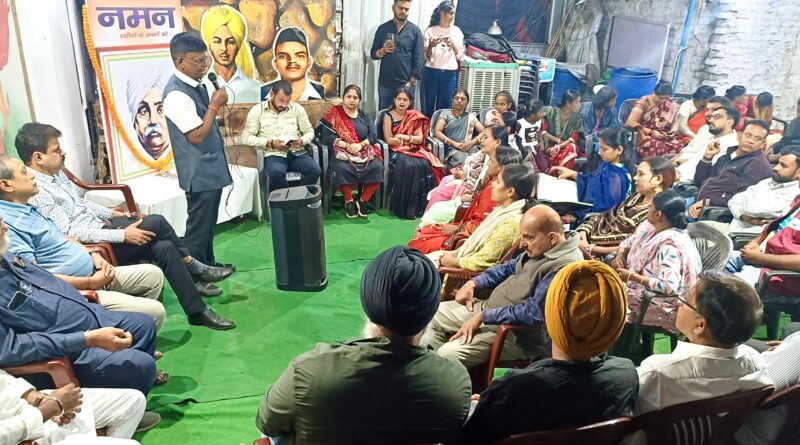 नमन के कार्यक्रम में अपना सम्बोधन देते वरीष्ट पत्रकार बृजभूषण सिंह