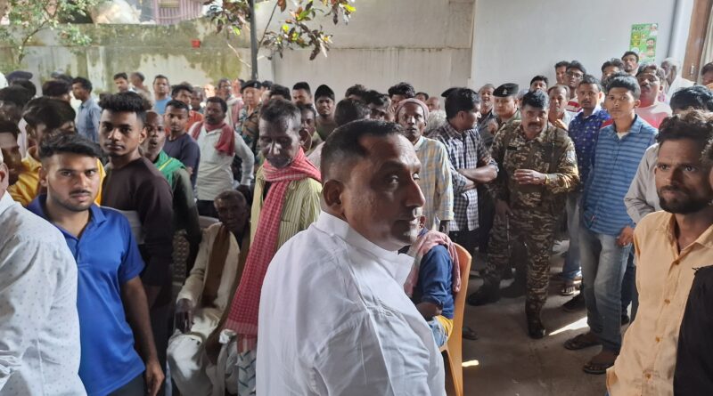 मधुपुर पहुंचने पर बन्ना गुप्ता का स्वागत करती भारी भीड़