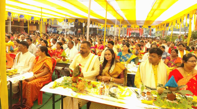 सत्यनारायण पूजन में सपत्निक भाग लेते जम्मी भाष्कर