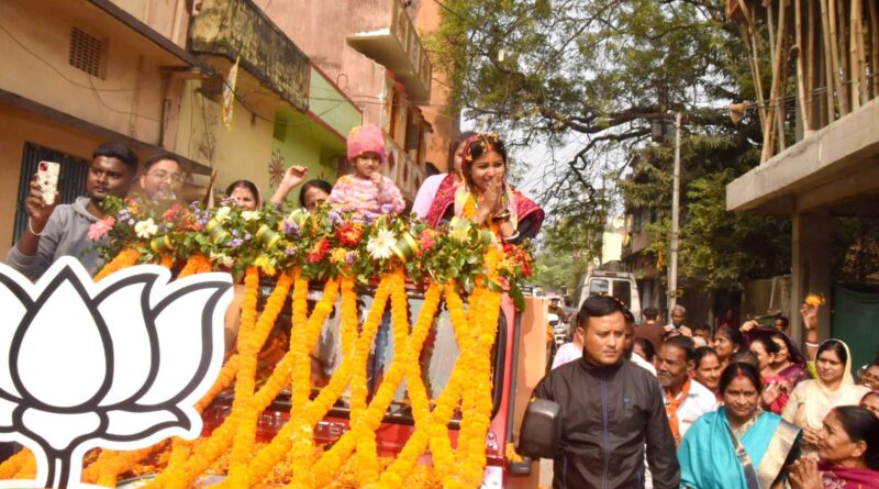 आभार यात्रा में लोगों का अभिवादन करती पूर्णिमा साहू