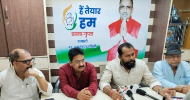 संवाददाताओं को सम्बोधित करते कांग्रेस जिला अध्यक्ष आनंद बिहारी दुबे
