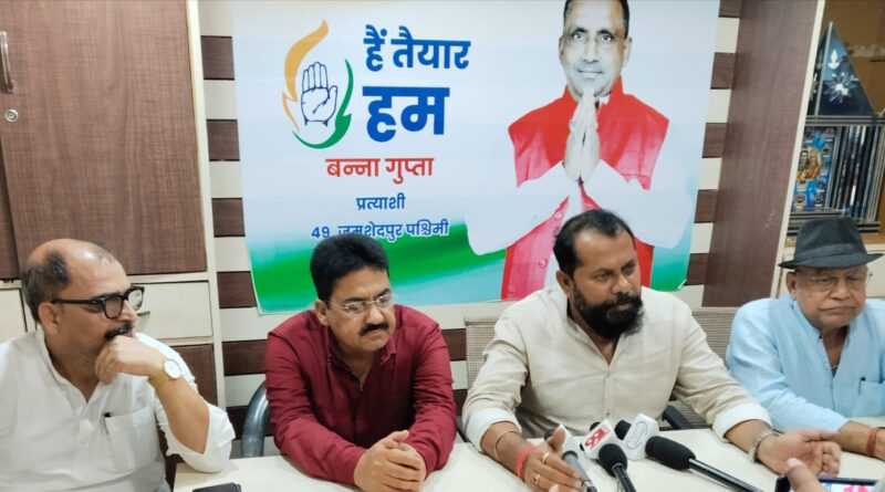 संवाददाताओं को सम्बोधित करते कांग्रेस जिला अध्यक्ष आनंद बिहारी दुबे