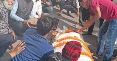 पार्वती घाट पर अंतिम संस्कार में शामिल लोग