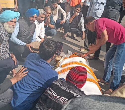 पार्वती घाट पर अंतिम संस्कार में शामिल लोग