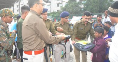 बच्चों के पाठ्य सामग्रियों का वितरण करते एसएसपी