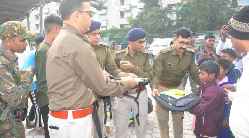 बच्चों के पाठ्य सामग्रियों का वितरण करते एसएसपी