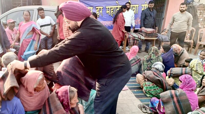 जरुरतमंदों के बीच कम्बल वितरण करते काले