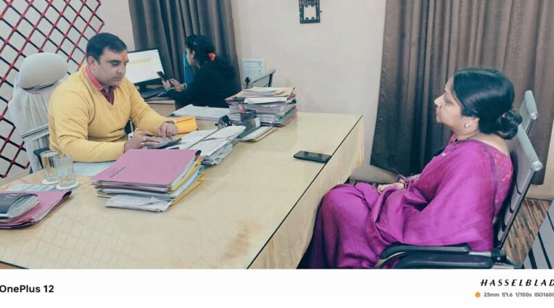 कार्यपालक अभियंता से वार्ता करती पार्षद कविता परमार