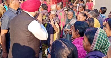 कम्बल वितरण करते अमरप्रीत सिंह काले