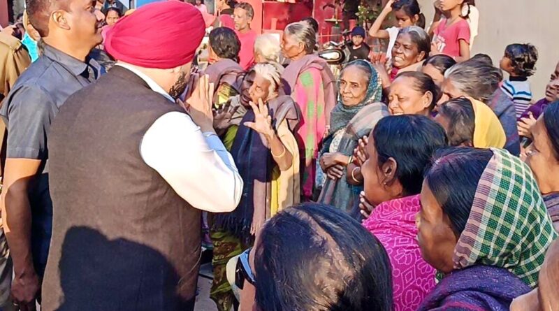 कम्बल वितरण करते अमरप्रीत सिंह काले