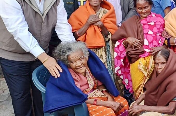 वृद्धा को कंबल ओढाते समाजसेवी अमरप्रीत सिंह काले