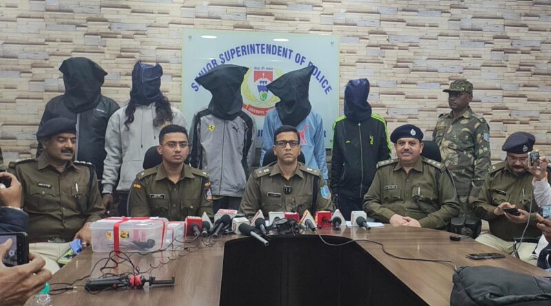 संवाददाताओं को जानकारी देते सीनियर एसपी किशोर कौशल