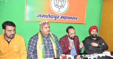 प्रेसवार्ता में सांसद विद्युत महतो, अमरप्रीत सिंह काले और सुधांशु ओझा