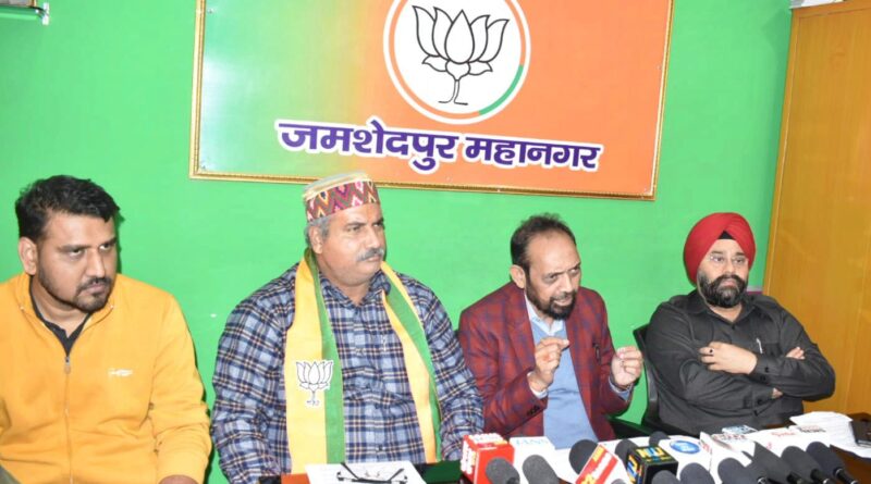 प्रेसवार्ता में सांसद विद्युत महतो, अमरप्रीत सिंह काले और सुधांशु ओझा