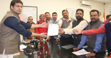 डीसी को ज्ञापन सौपते प्रेस क्लब के प्रतिनिधि