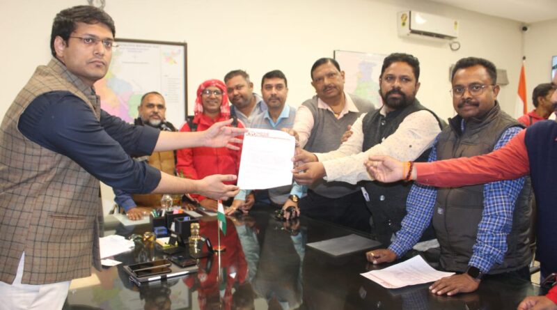 डीसी को ज्ञापन सौपते प्रेस क्लब के प्रतिनिधि