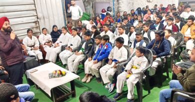 बच्चों को शुभकामनाये देते समाजसेवी व भाजपा नेता अमरप्रीत सिंह काले