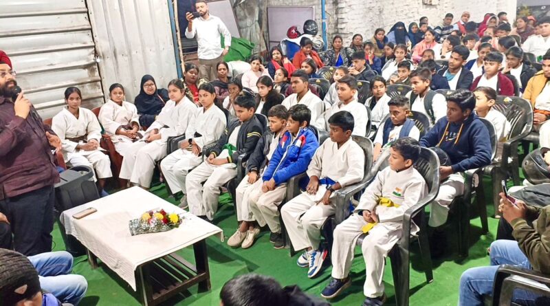 बच्चों को शुभकामनाये देते समाजसेवी व भाजपा नेता अमरप्रीत सिंह काले