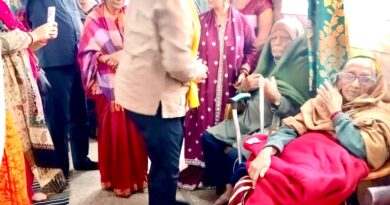 वृद्ध माताओं को कम्बल देते भाजपा नेता व समाजसेवी काले