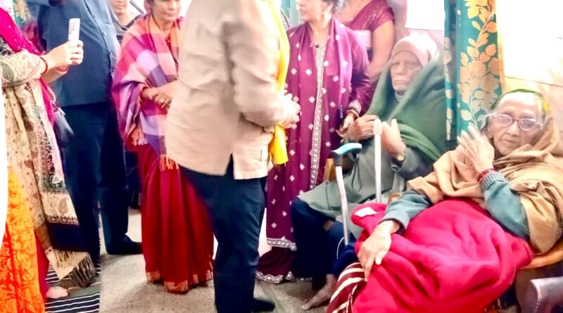 वृद्ध माताओं को कम्बल देते भाजपा नेता व समाजसेवी काले