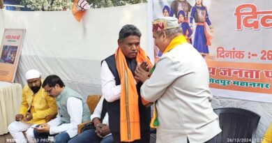 बड़ कुअंर गगराई को सम्मानित करते जिला अध्यक्ष सुधांशु ओझा