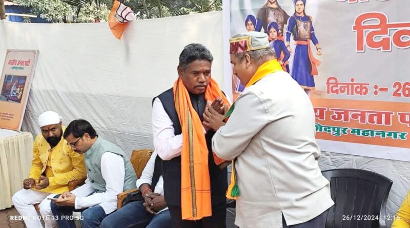 बड़ कुअंर गगराई को सम्मानित करते जिला अध्यक्ष सुधांशु ओझा